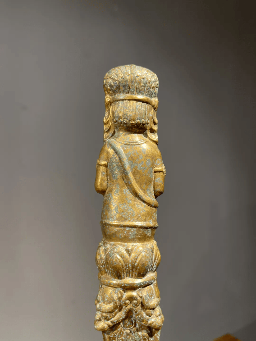 上半部镂空透雕,以流畅线条描绘高古青铜器与玉器常见的双面龙