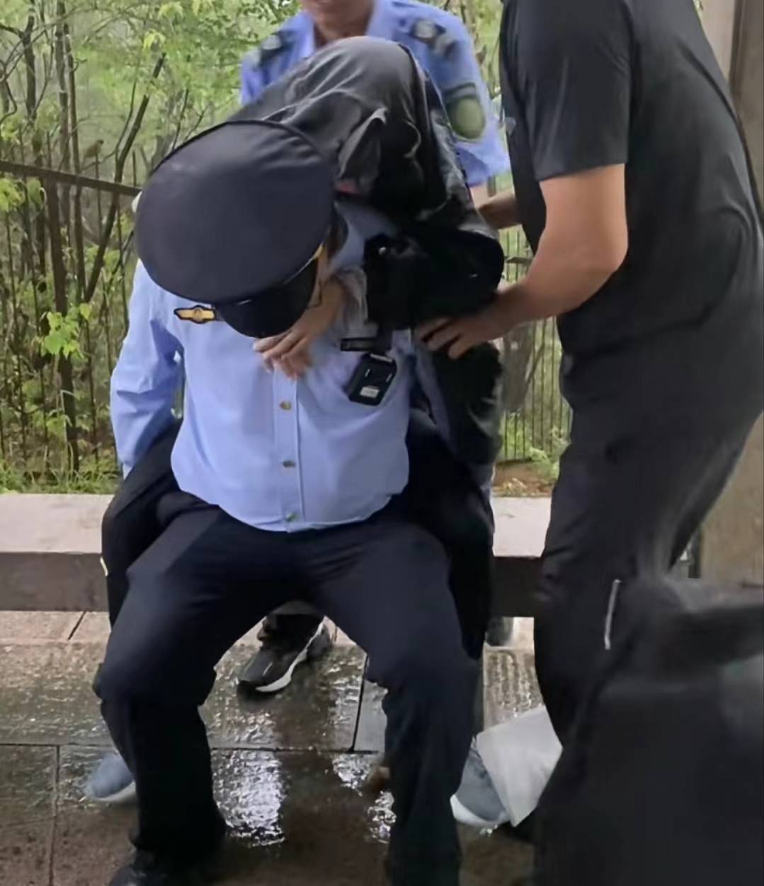 黄山景点遭雷击多人受伤,景点已关闭,当地:系碎石击伤部分游客