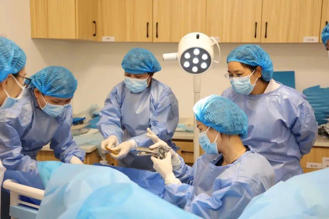 中山市人民医院腹部肿瘤科叶奕菁教授一行到六盘水市开展妇科肿瘤