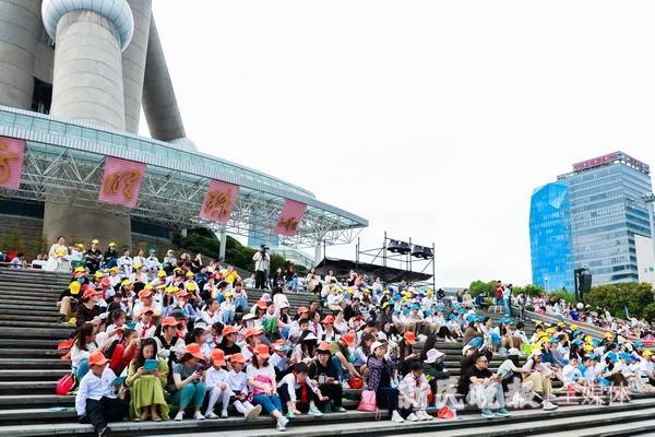 好莱坞在线【欧洲杯在哪里可以下注】-巡演27个国家发出44000张“种子卡”，“歌剧皇后”乔伊斯想用音乐打造心灵“伊甸园”