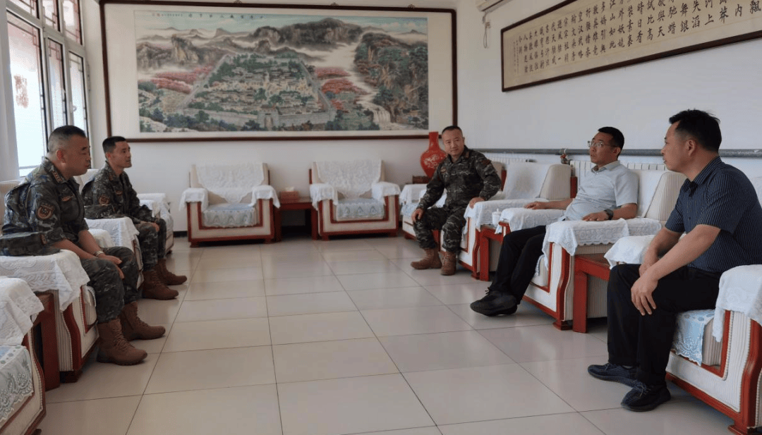 5月20日,李鹏岳与天津武警指挥学院领导开展座谈,双方就部队驻训双拥