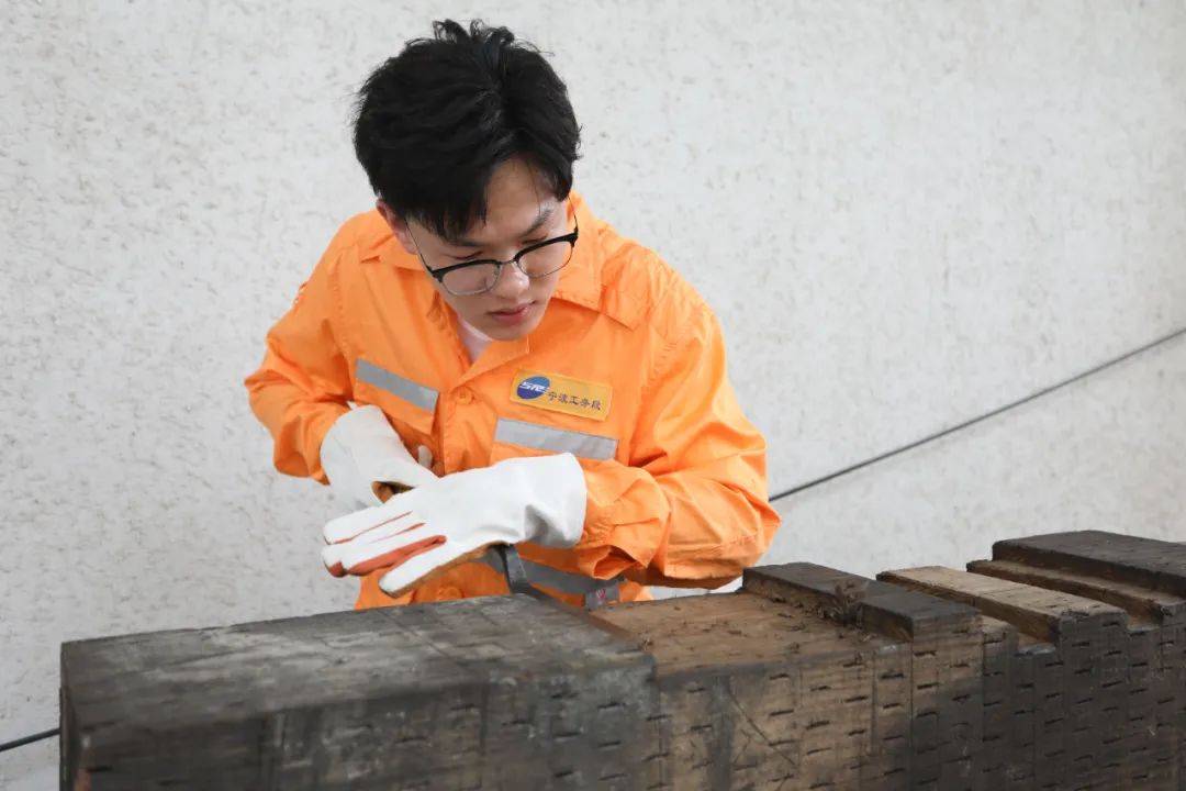 携带工具整体设计简洁大方兼具安全性,舒适性,实用性展示出工务人干练