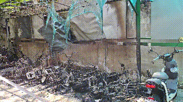 一小区车棚"火烧连营"!12辆电动车烧成骨架!_自行车_救援_火灾