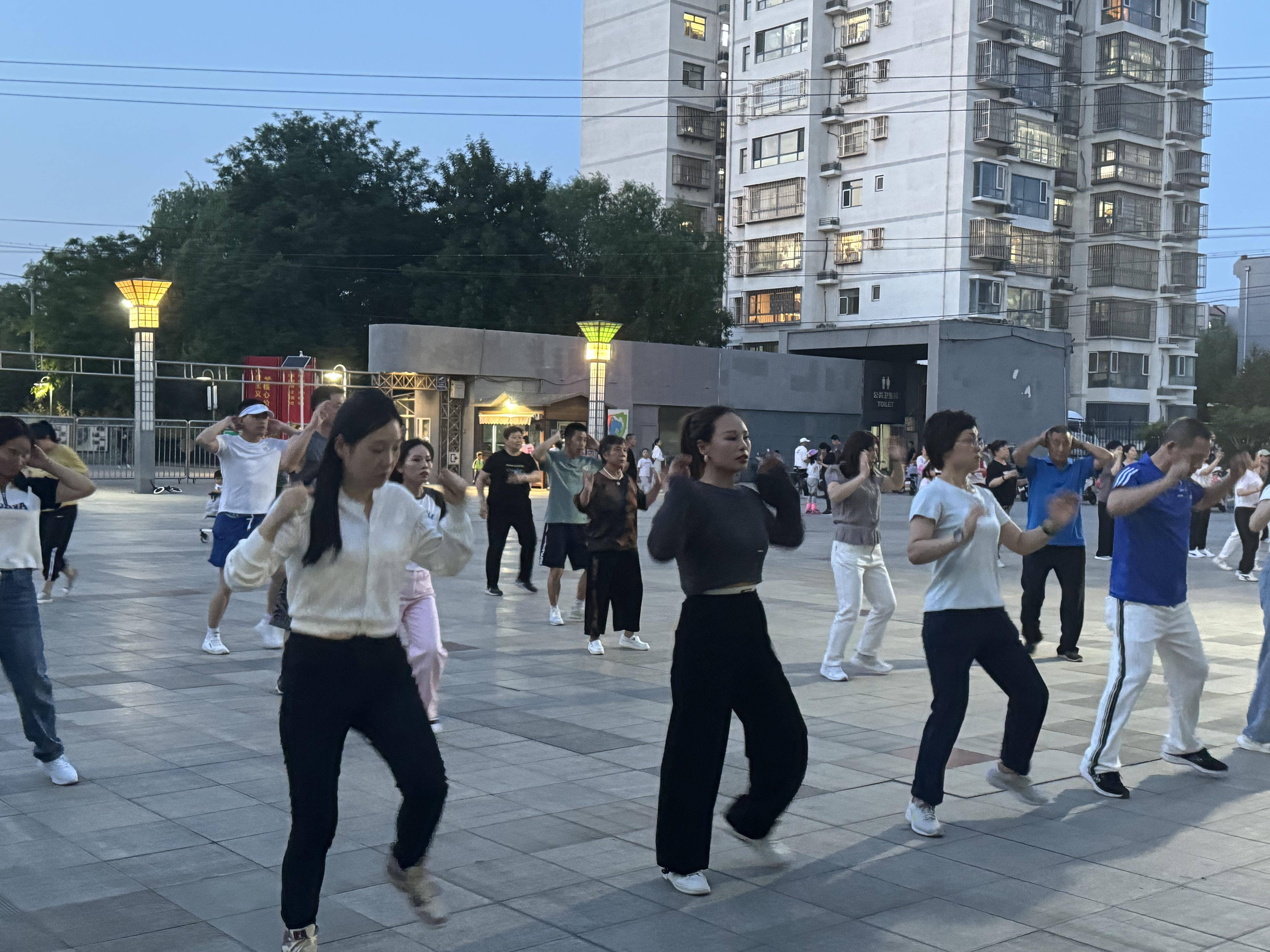 "近日晚7时许,顺义区卧龙公园南门小广场上,热爱跳舞健身的居民们又像