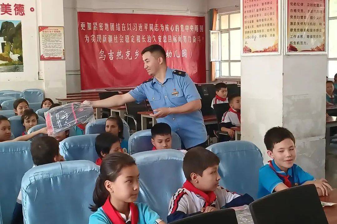 巴楚站联合站区单位走进巴楚县南绿康农贸市场开展铁路安全知识宣传