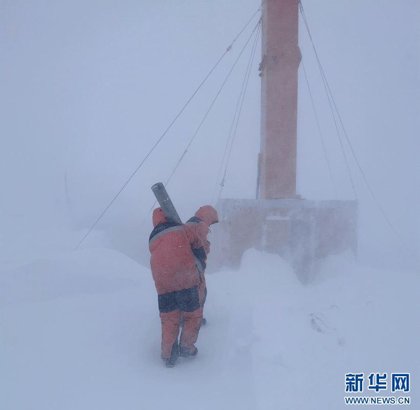 南极暴风雪中的钻探作业