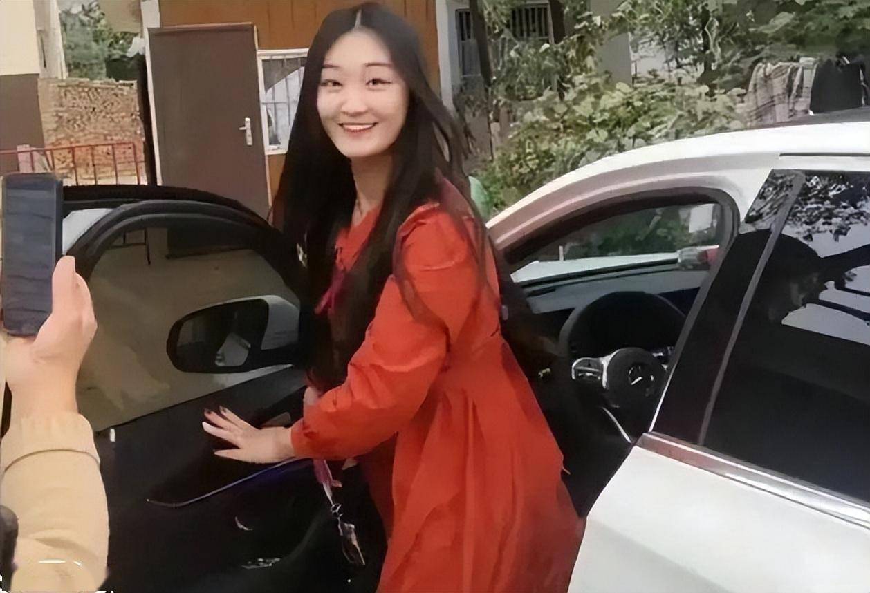 大衣哥孙子满月酒,满场敬酒笑开怀!陈萌身材恢复好,儿子戴黄金
