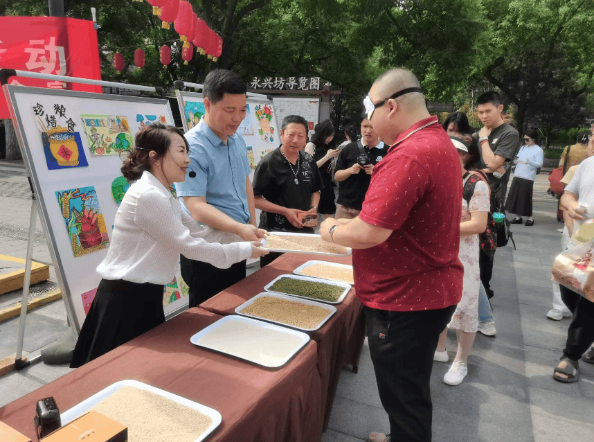 启动仪式现场,市民游客通过"学生绘画手工作品微展览"闭眼识五谷"