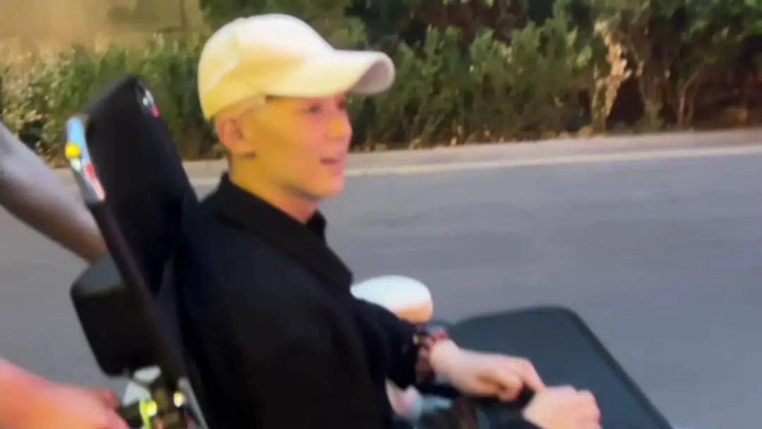 两月前曾被邻居刺伤头部进icu_刘俊钺_账号_弟弟