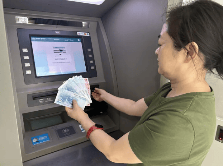 改造的atm前,当插入银行卡后,取款界面便出现"请选择或者输入取款金额