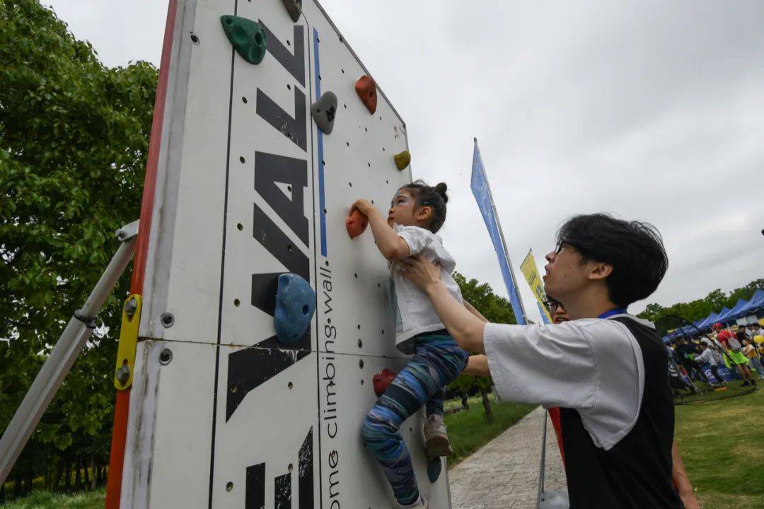 "庆六一"闵行青少年走进郊野公园,在绿意盎然中体验运动乐趣