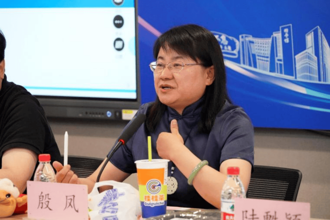 经济学院党委副书记,常务副院长殷凤对经济学院发展情况进行了全面