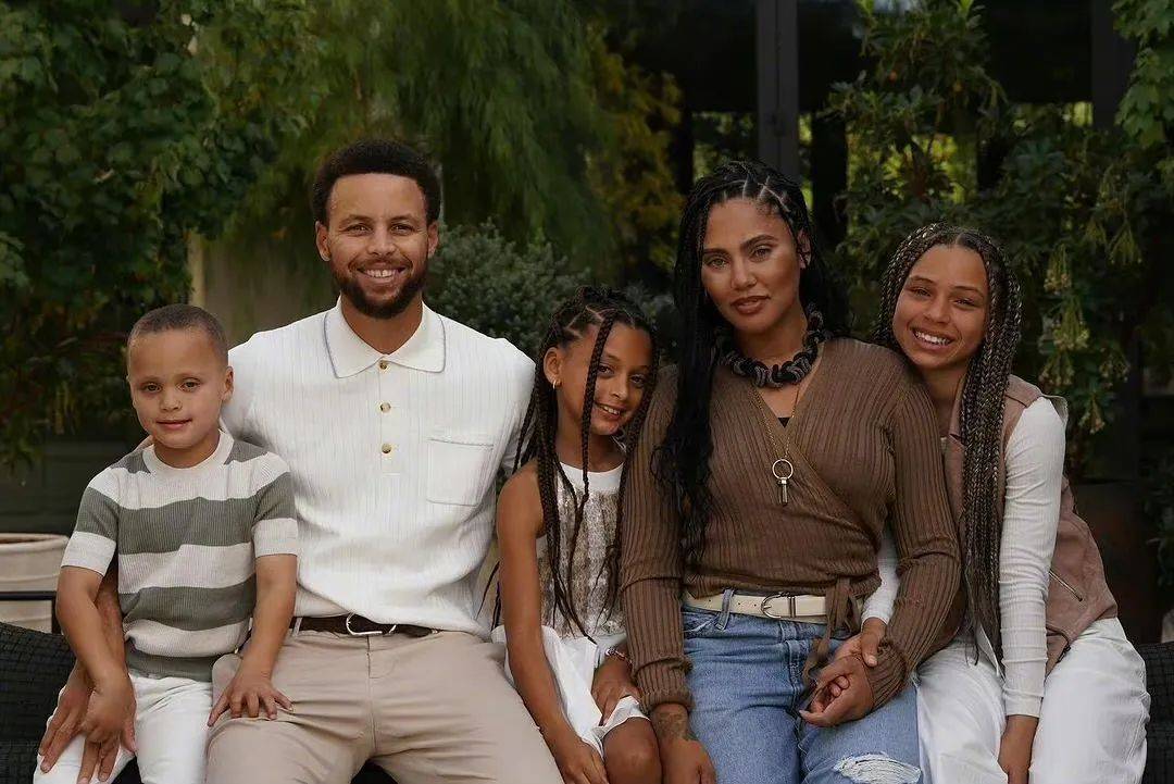 库嫂也对公众们透露这是库里的二儿子,他还有两个女儿并向全世界宣告