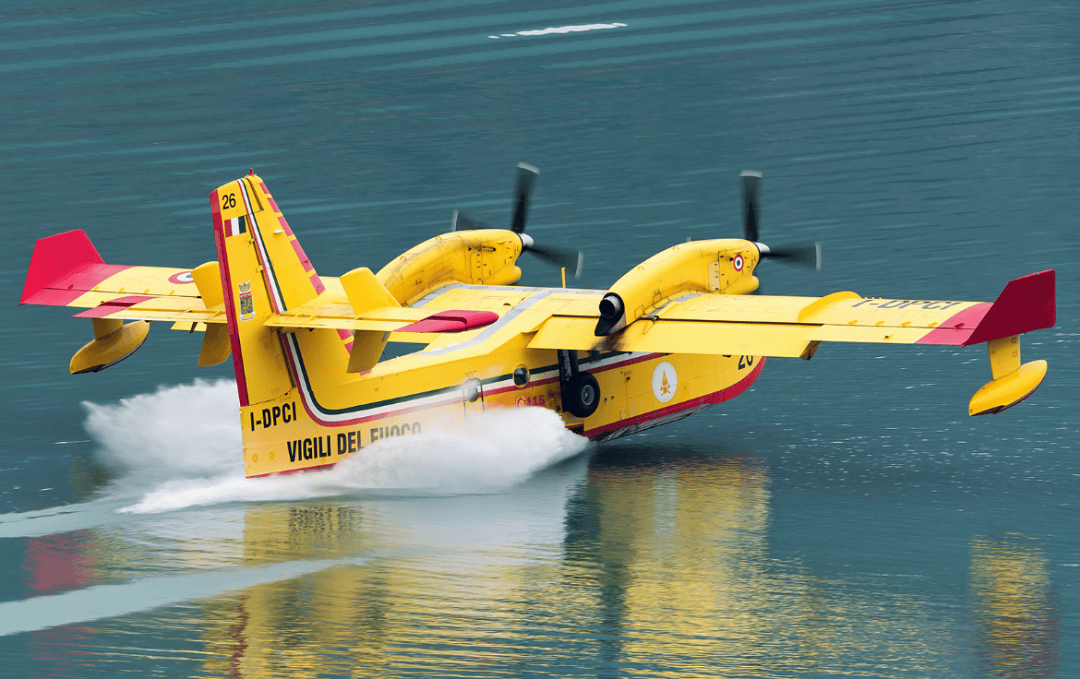 涡桨发动机,在燃油效率方面比上一代提升了约12~15%;此外,对比cl-215