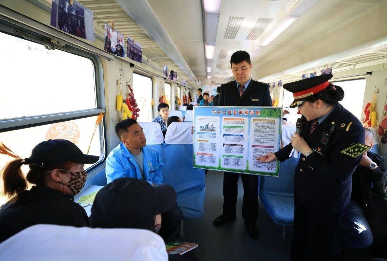 "乘务员罗艳艳说,便民服务箱里还准备了编织袋,充电宝,手电筒等日常