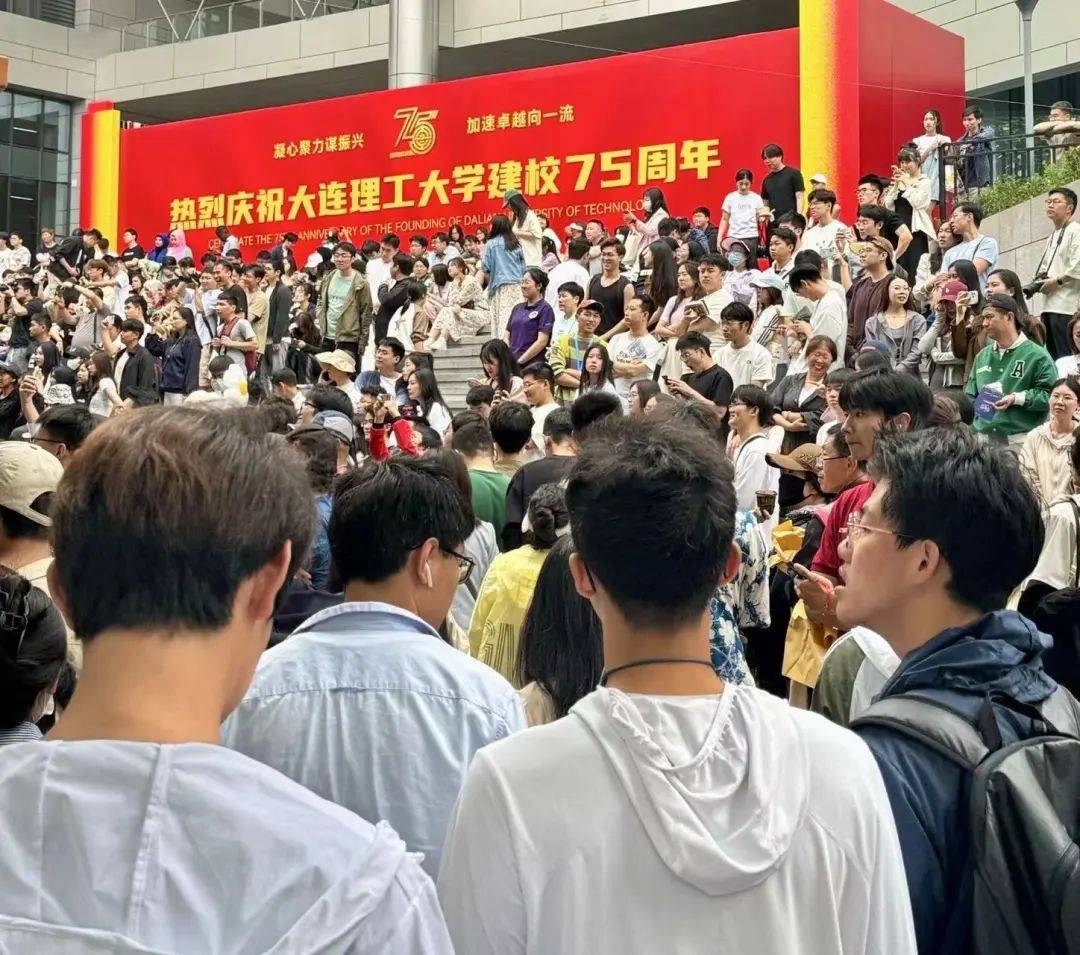 辽宁这所高校请全校吃3.6吨大蛋糕_校友_嘉年华_公众