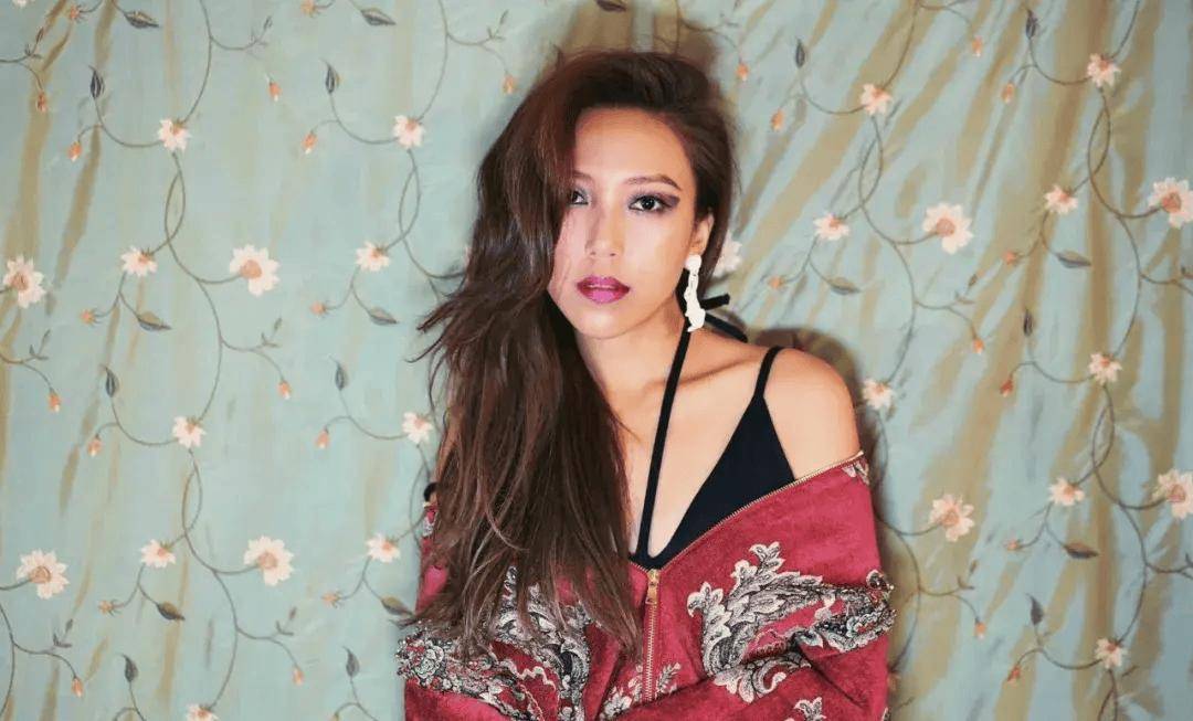 39岁香港女歌手与导演男友分手,对婚姻仍有憧憬,直言想被人照顾