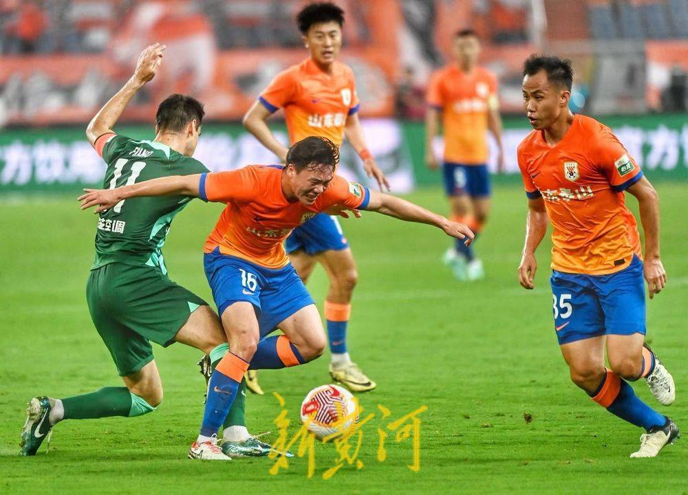 并先后在山东泰山足球俱乐部,山东鲁