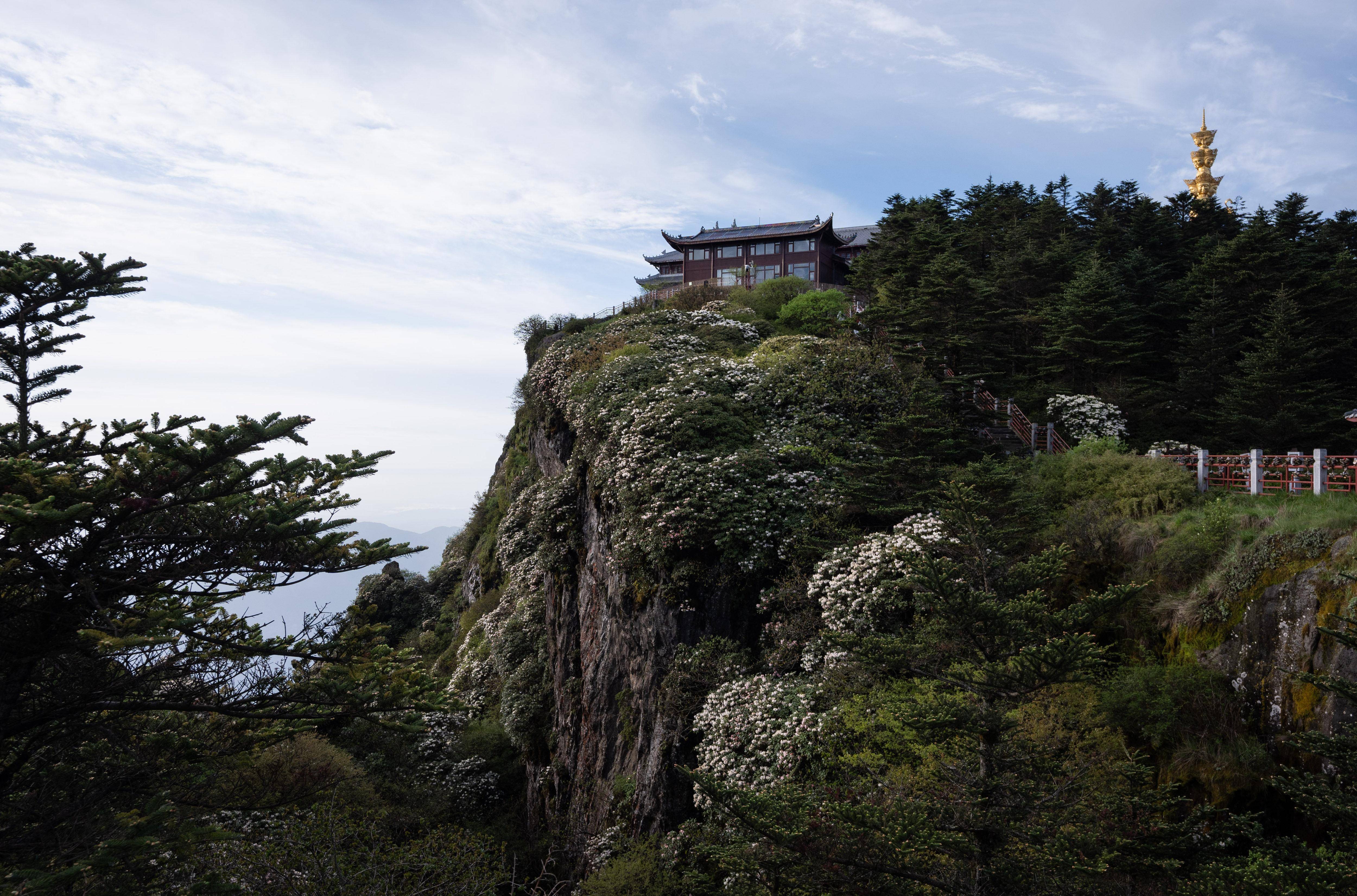 峨眉山最高峰图片