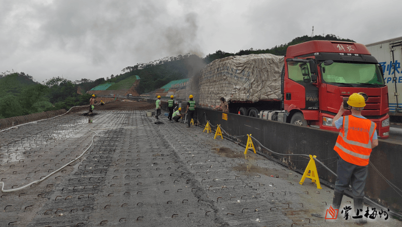 事发时,滚滚浓烟引起了中铁大桥局汕梅高速tj7标轩坑河大桥当班工人的