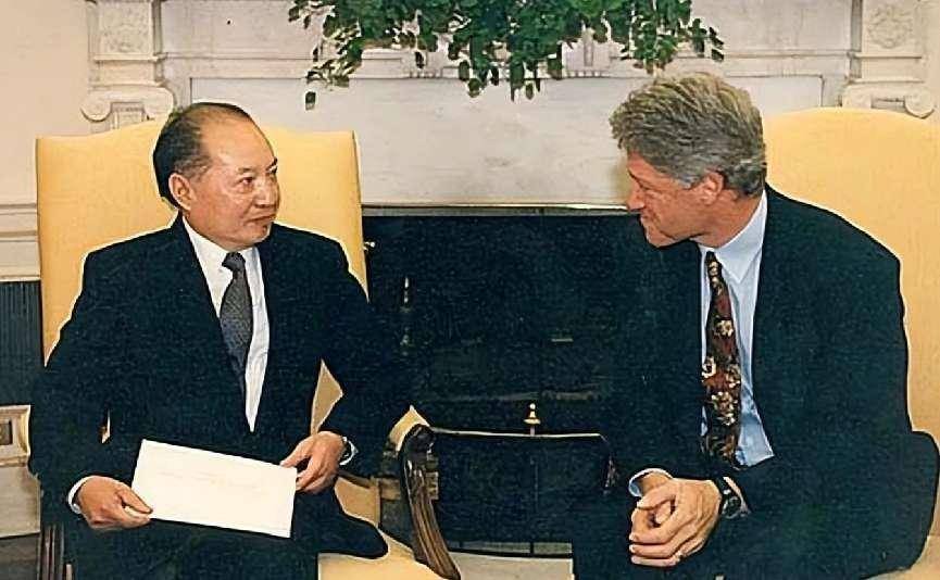 是谁下令轰炸中国大使馆?克林顿在自传中认错,后"元凶"遭暗杀