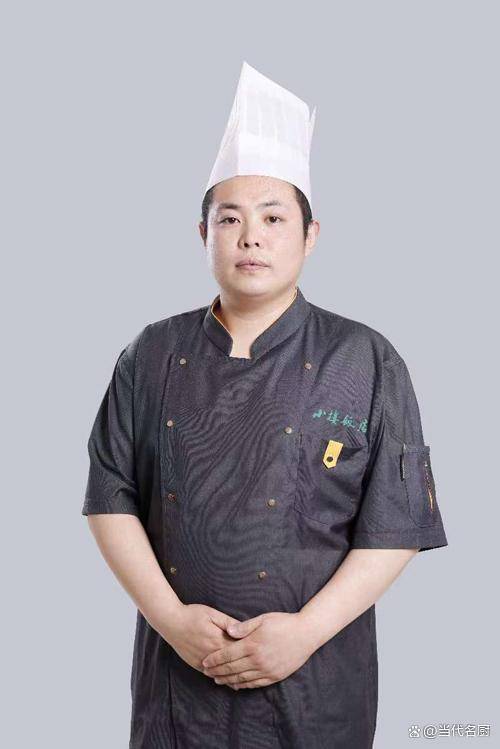 中式烹调技师,国家名厨,现任北京市通州区小楼饭店有限责任公司烹饪