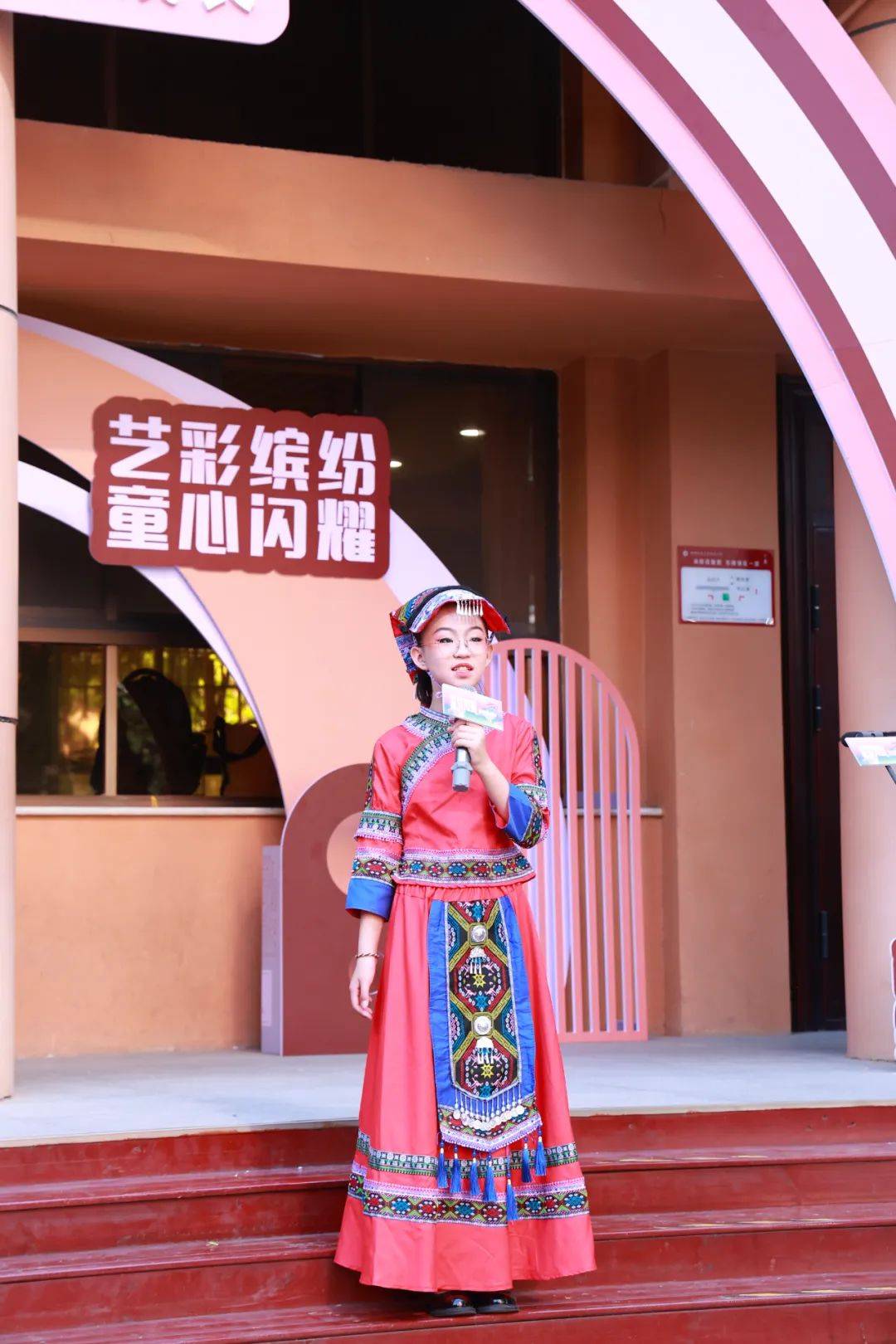 紧接着,蜻蜓合唱团的孩子们带来了精彩的合唱表演,他们以天籁之音演唱