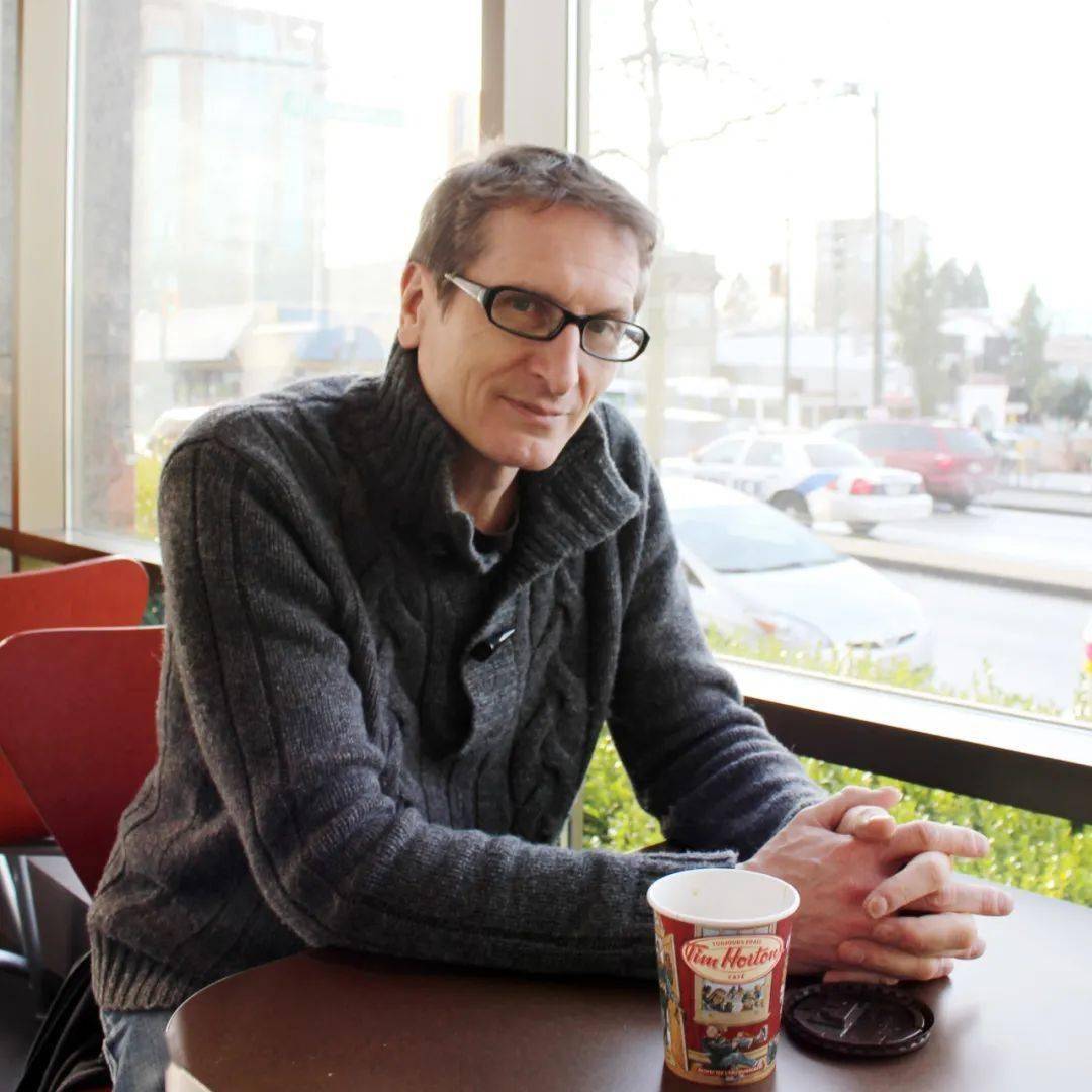 年起旅居海外,曾在日本,香港特别行政区以及中国内地和东南亚国家居住