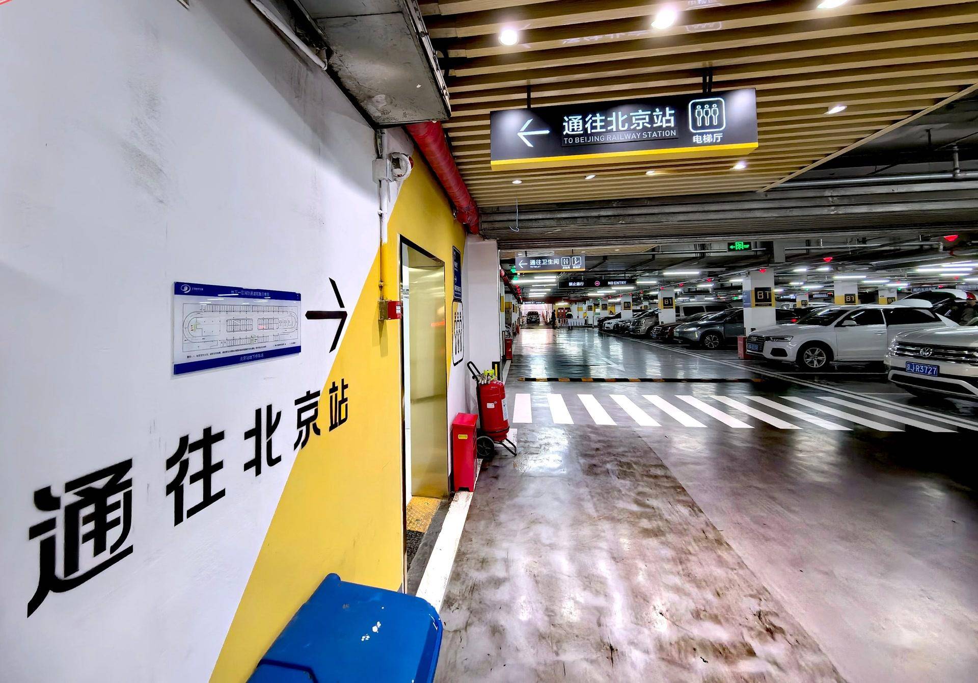 去年7月,北京南站在东,西地下停车场网约车区域新建两个空调等候区