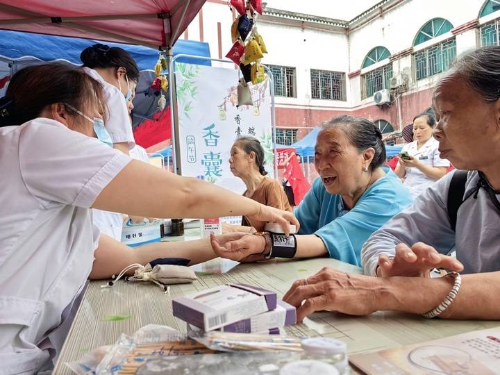 🌸中国商报网 【澳门六开彩天天开奖结果】|101岁爷爷给55岁孙儿送伞走红！家人：他想健康活到120岁  第2张