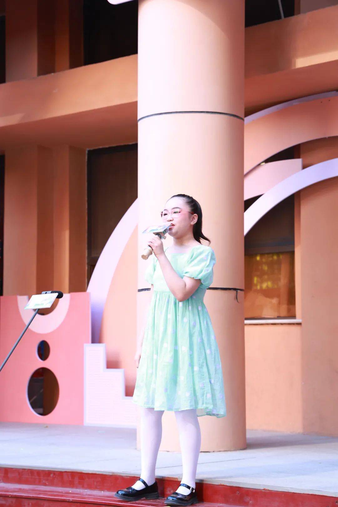 紧接着,蜻蜓合唱团的孩子们带来了精彩的合唱表演,他们以天籁之音演唱