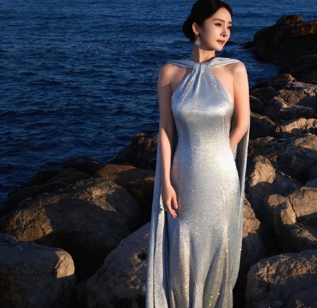 杨幂穿礼服太大胆,李现雷佳音只能目不斜视!