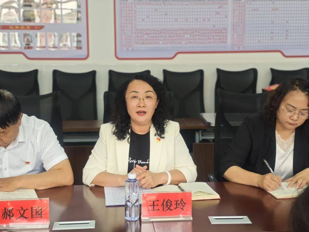 乌拉特后旗第二完全小学与各单位开展了深切的座谈交流,校长王俊玲