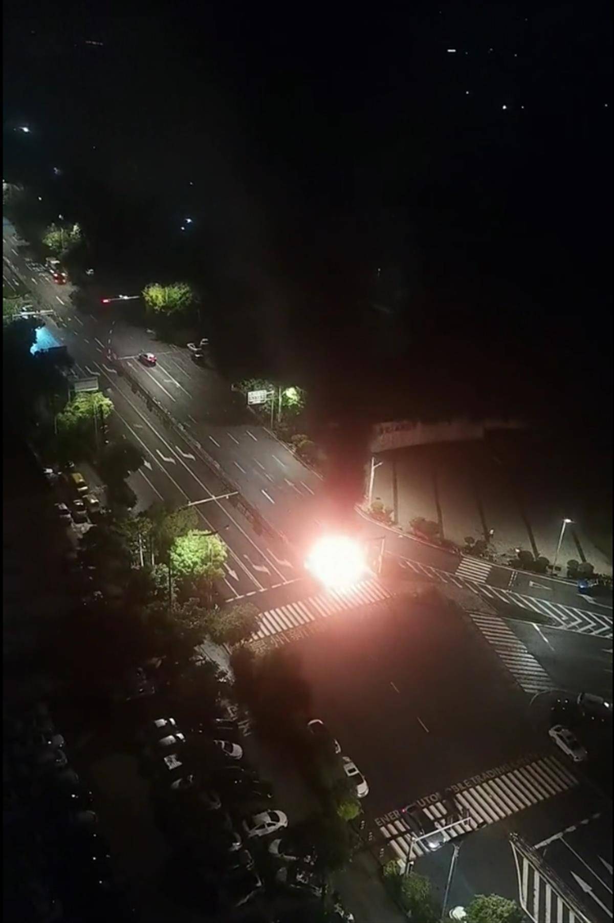 泉州一汽车发生事故起火车内男子遇难,路人试图救援,被热浪逼退
