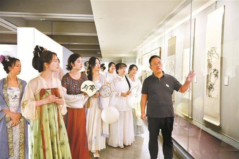 身着华服 夜访夏花 关山月美术馆举办探画寻花艺游会