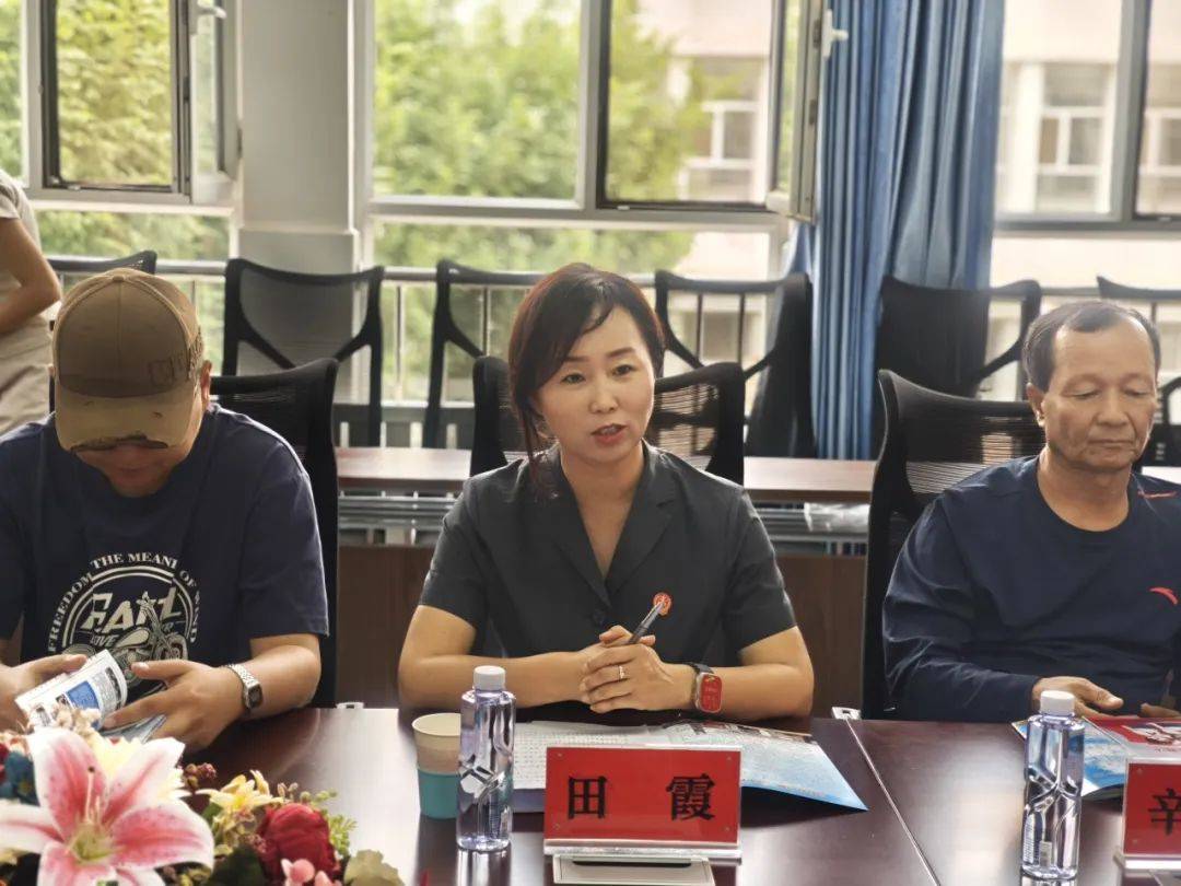 乌拉特后旗第二完全小学与各单位开展了深切的座谈交流,校长王俊玲