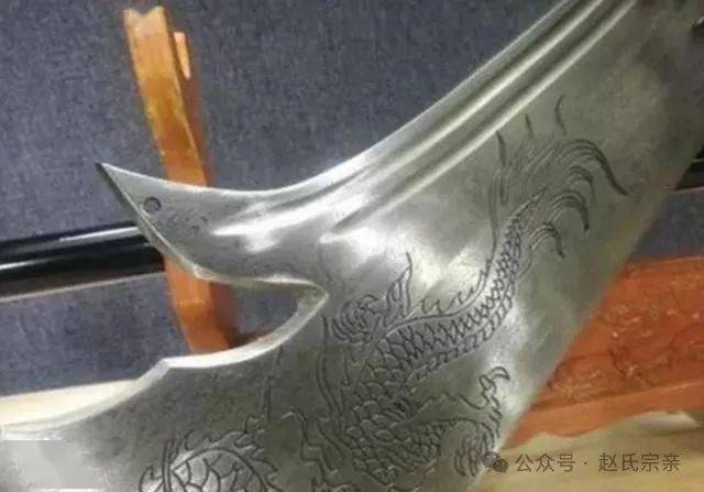 贵州古墓出土的青龙偃月刀,重量令人难以接受,历史记载也有水分