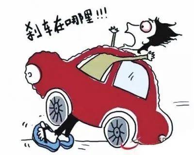 夏日里有的驾驶员图凉快穿着拖鞋开车.