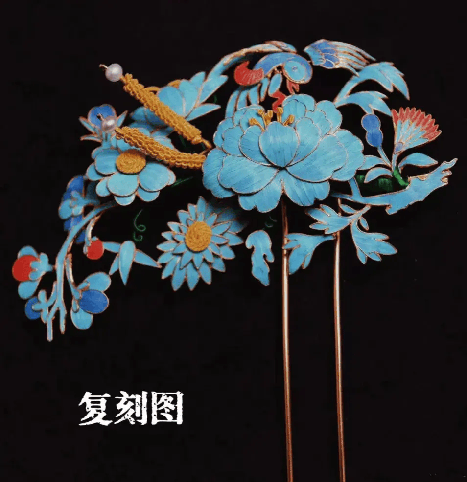 同样的簪子,凤冠或是梳子,外行看着外观是这么回事儿,但内里的门道却