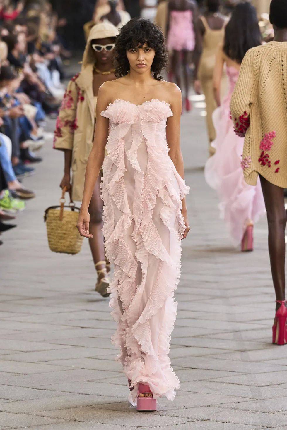 今夏热门的仙女美学 | 盘一盘2024年春夏t台浪漫仙女裙