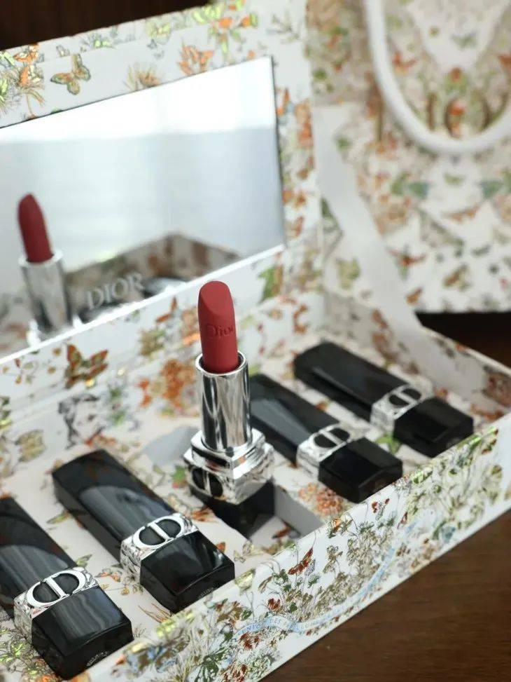 美到心坎里!复古显白的迪奥口红,一抹醉人