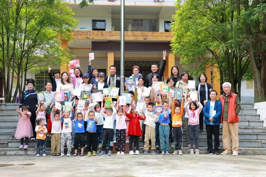 朱敬东教授带领艺术学院主办的"浙派名师名校长培养工程"美术班开展