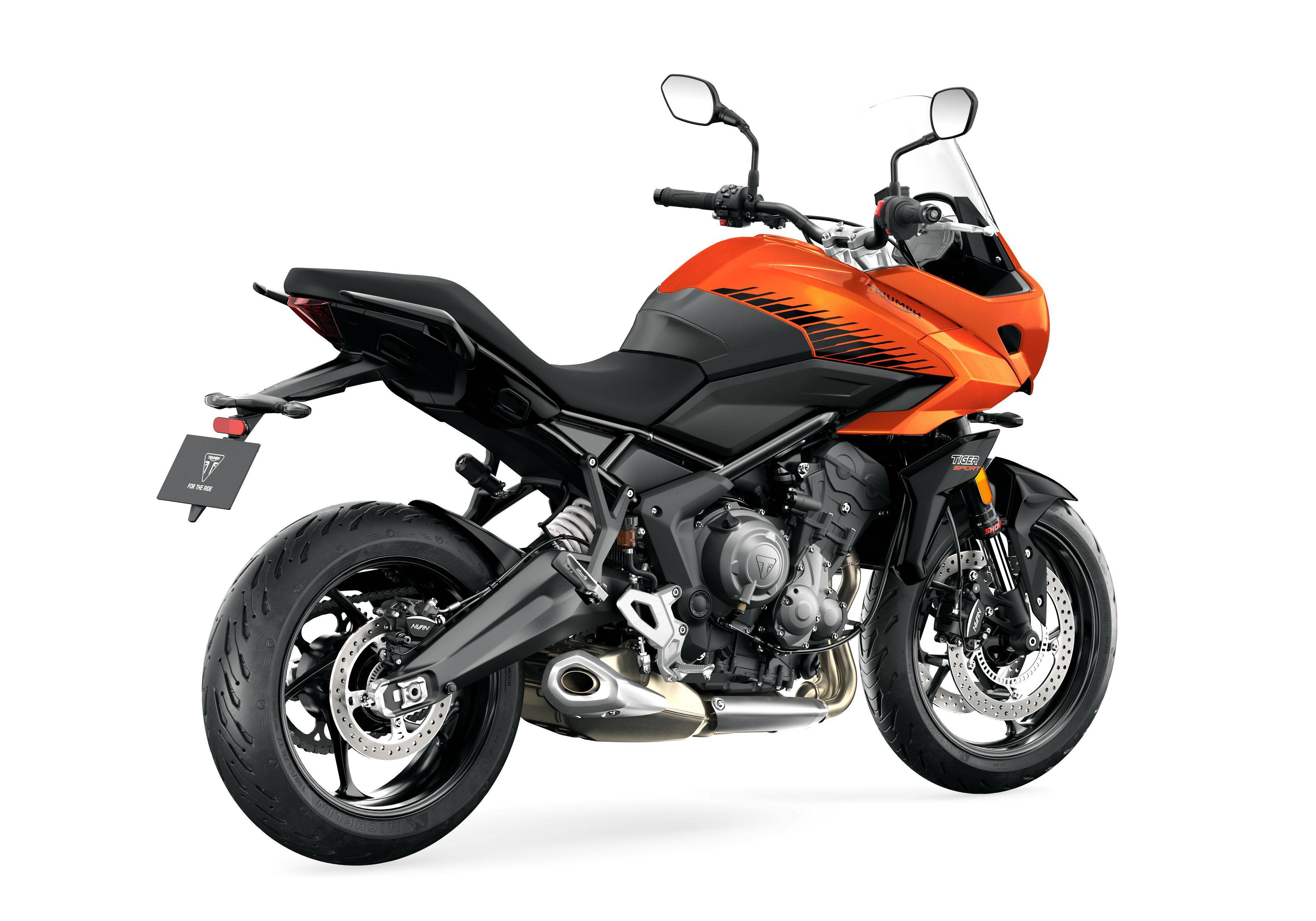 新图案:凯旋摩托 2025 三气缸探险车,运动街车