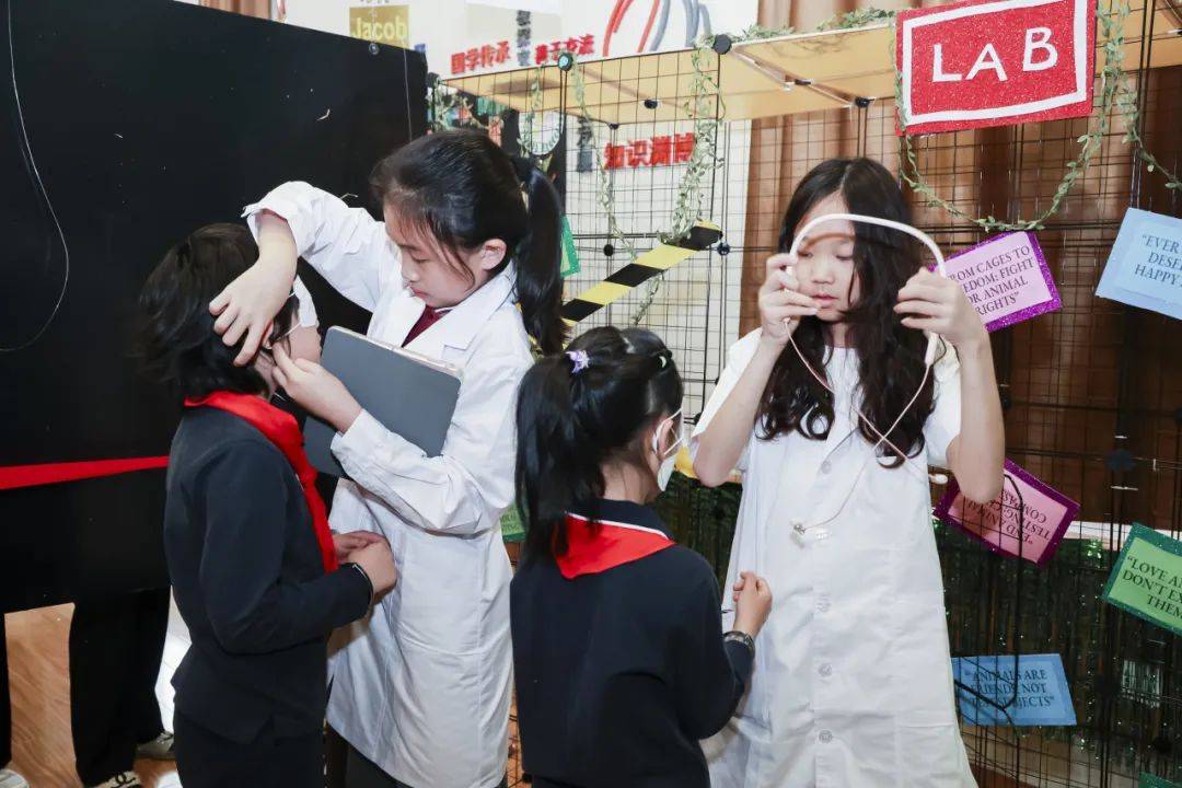 才了解到这项技术仍被牢牢掌握在欧美国家手中;性别平等小组的同学们