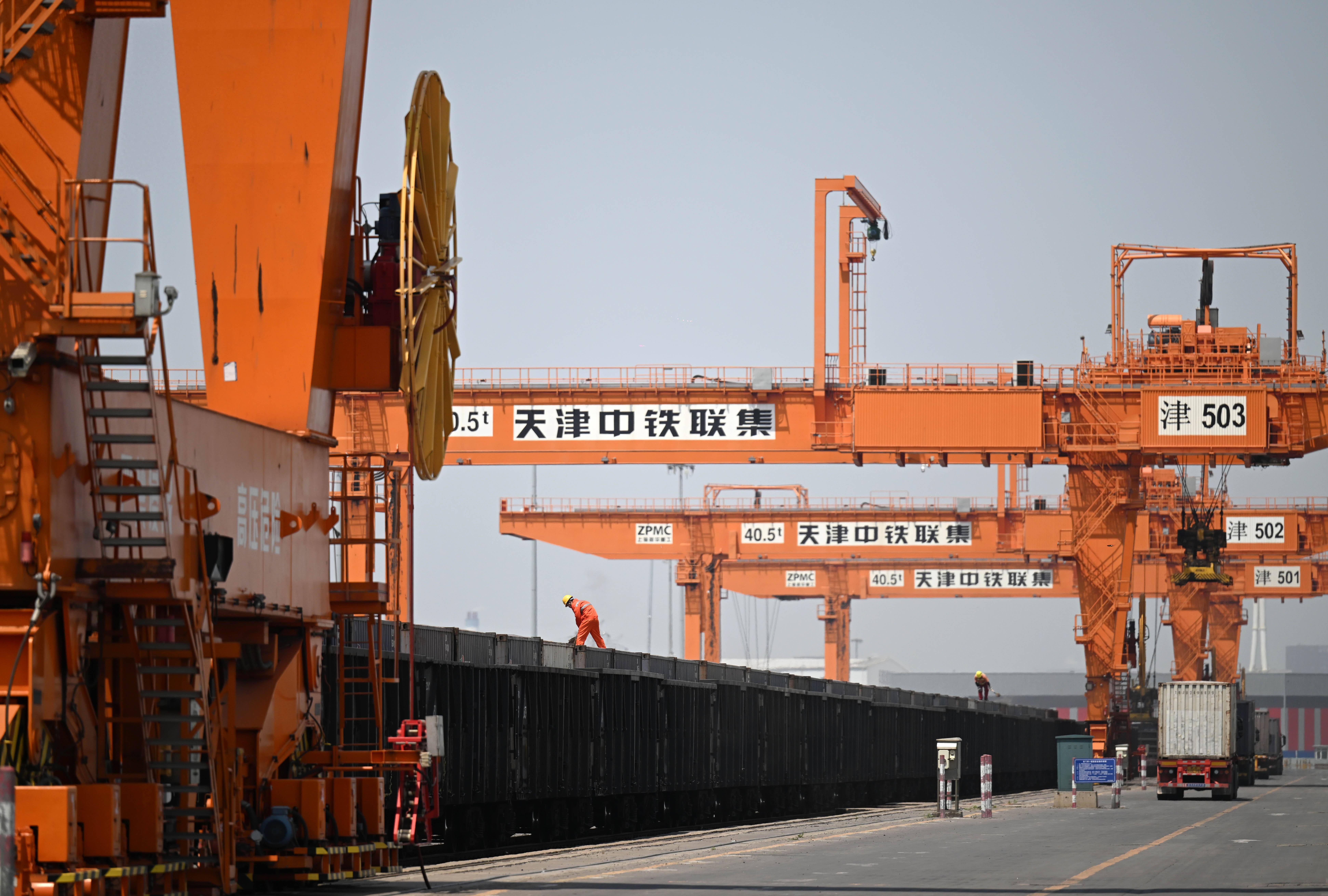 天津港:发挥枢纽优势 打造海铁联运快速路