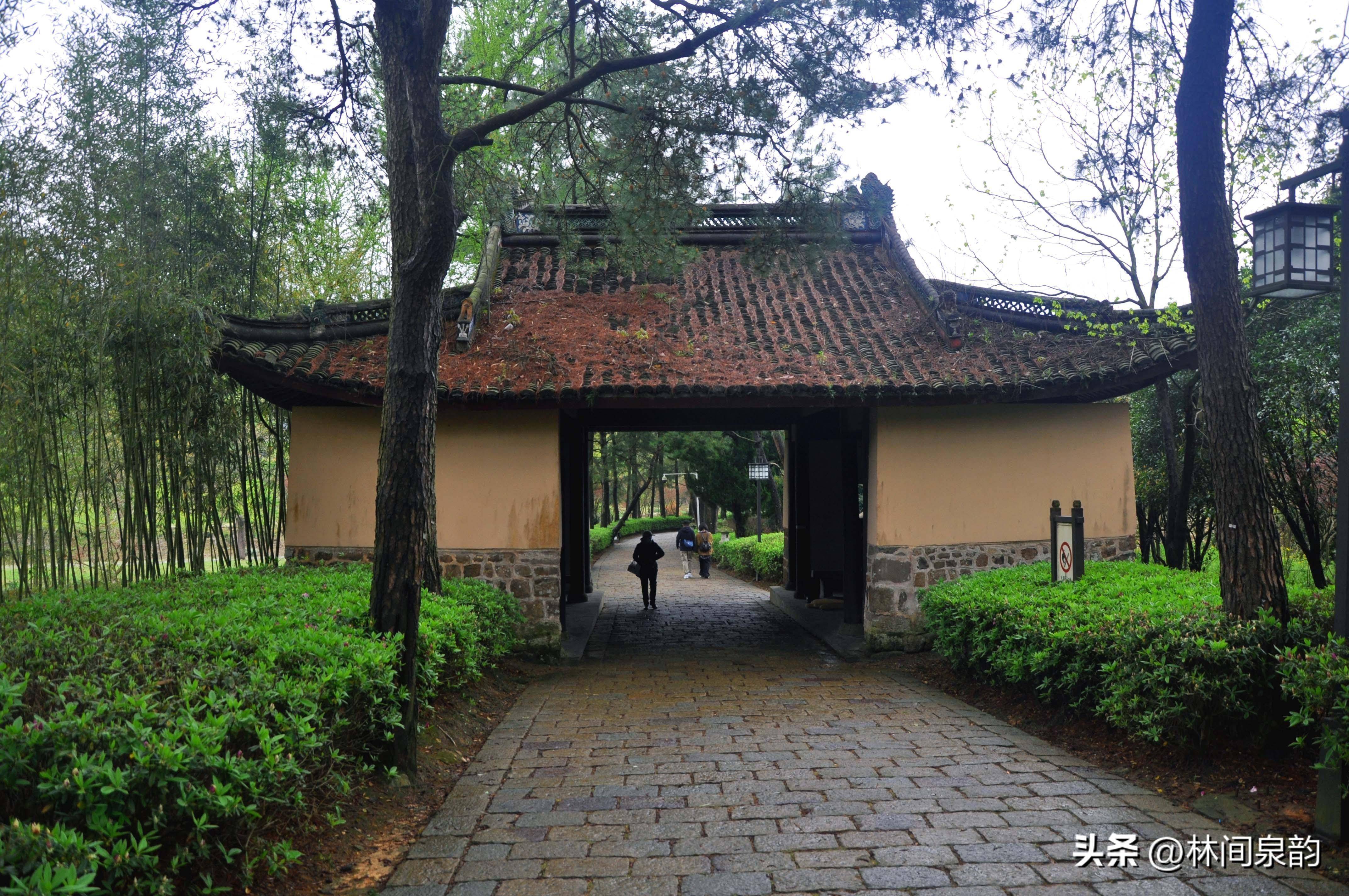 据说,自伏虎亭到万工池的这段松径长达二十里,而且还是完整保存下的