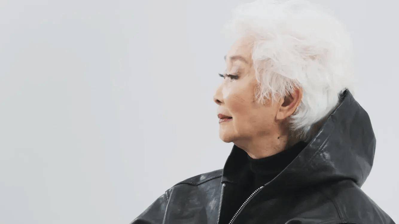 97岁卢燕最新杂志封面,穿蓝色皮草雍容华贵,尽显东方韵味