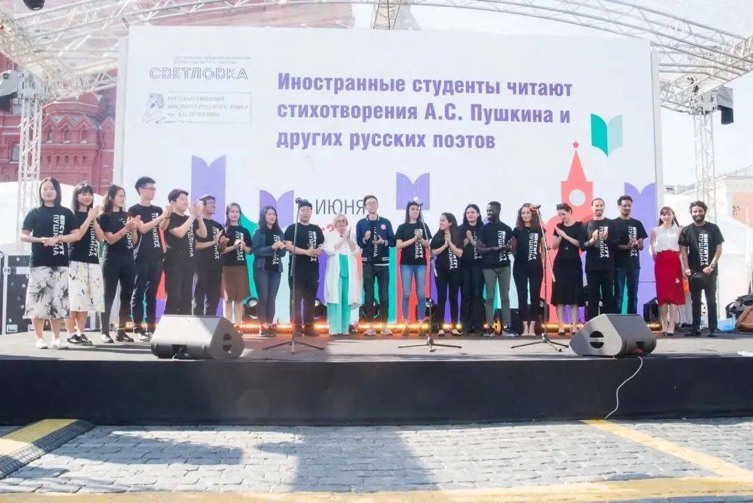 梁赞市参加华尔兹舞会 (左)学生参加俄罗斯新年活动亚美尼亚研究中心