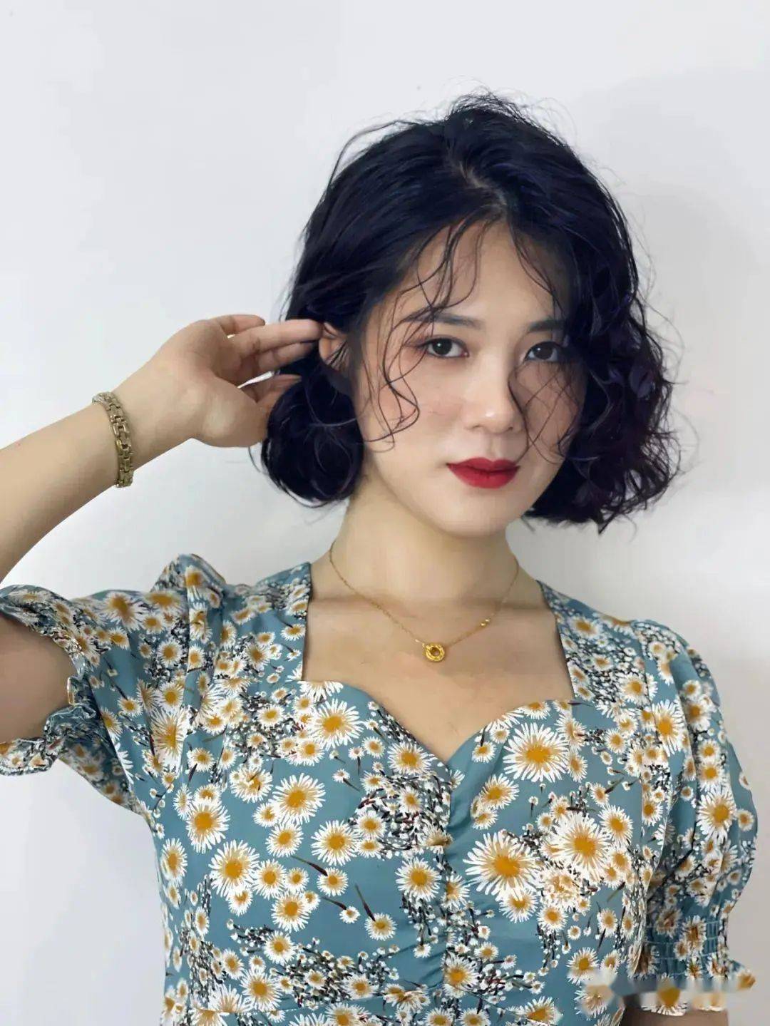 适合脸型圆脸鹅蛋脸 萎形脸长脸 方脸~对于头顶服塌 发质细软的小姐