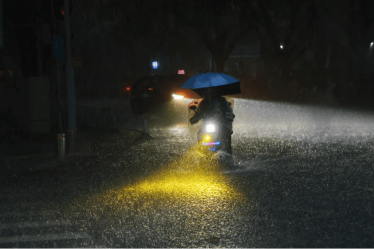 局部特大暴雨降水过程;5月30日-6月1日,南海北部,广东海面有7-9级大风